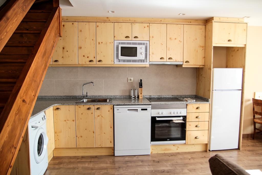 Apartamentos Snoe Mont Romies Salardú Rum bild